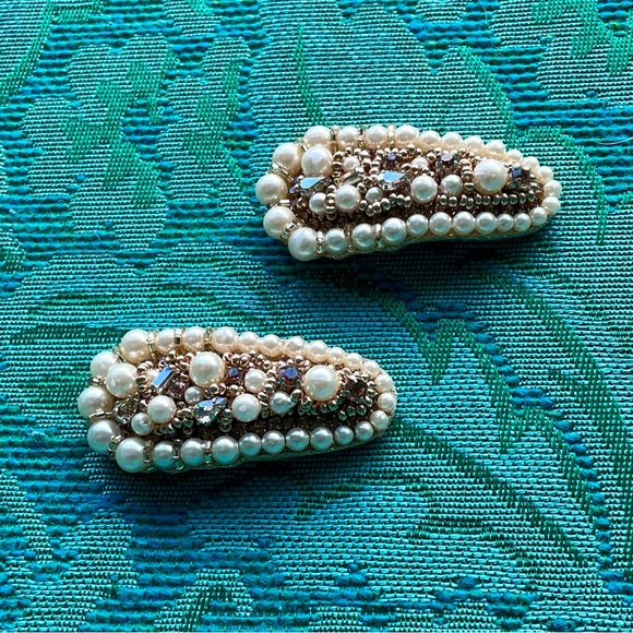 LAST PAIR Deepa Gurnani Arabella Set of 2 Gold Faux Pearl Crystal Hair Clips - Picture 2 of 9